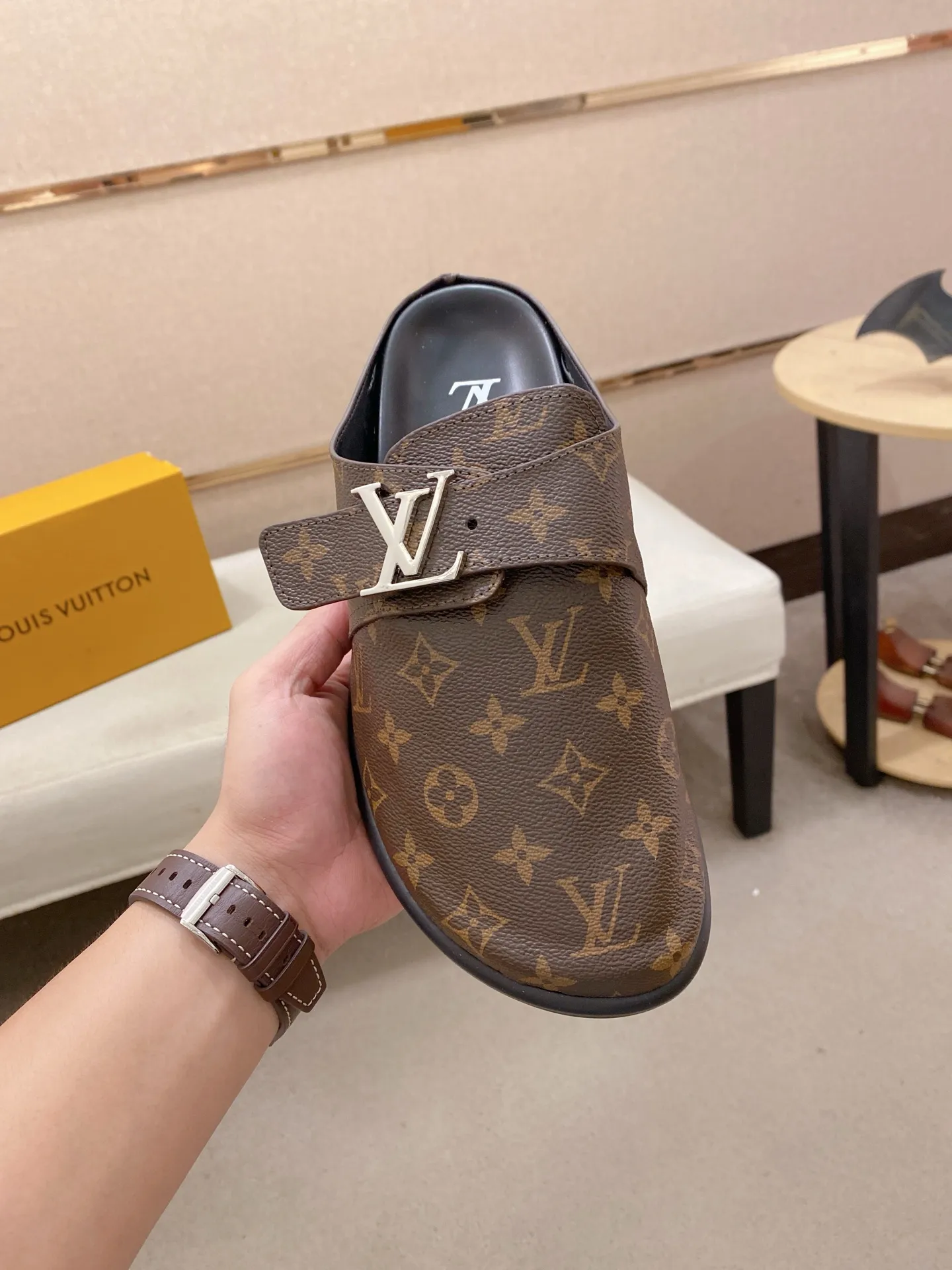 Men's shoes 💰: 360💰Made by LV🔍Top purchasing agents, men's spring and summer slippers are synchronized in the counters. The uppers are made of imported materials from Italy with logo graphics and high-quality craftsmanship. The soles: original soles specially provided by the original factory. The exclusive movable molded soles are super comfortable. Original goods follow the order, 🔍🔍high quality, you can enter and exit the counter at will. Welcome to compare, code number 38-44.